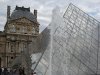 Musee_du_Louvre_Pyramide_01